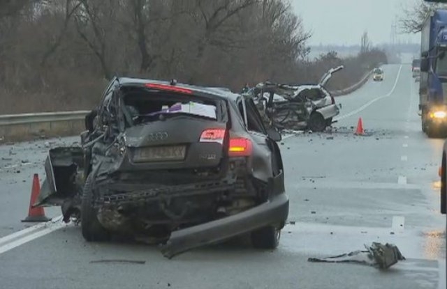 Жена е загинала а други двама души са тежко ранени