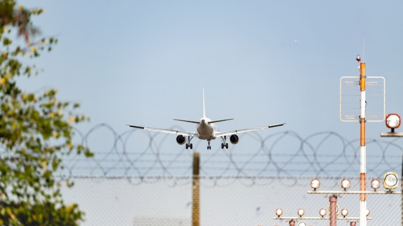 Около 10 български граждани се барикадирали в самолет който вместо