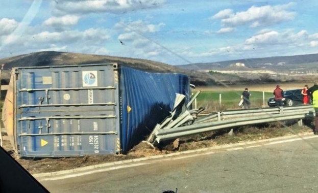 Малко след 14 часа Тежкотоварен автомобил е излязъл от пътя