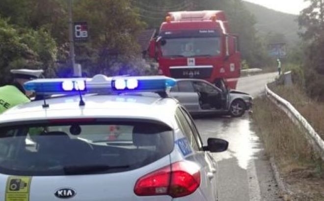 Камион и специален автомобил се натресоха във Врачанско съобщиха от