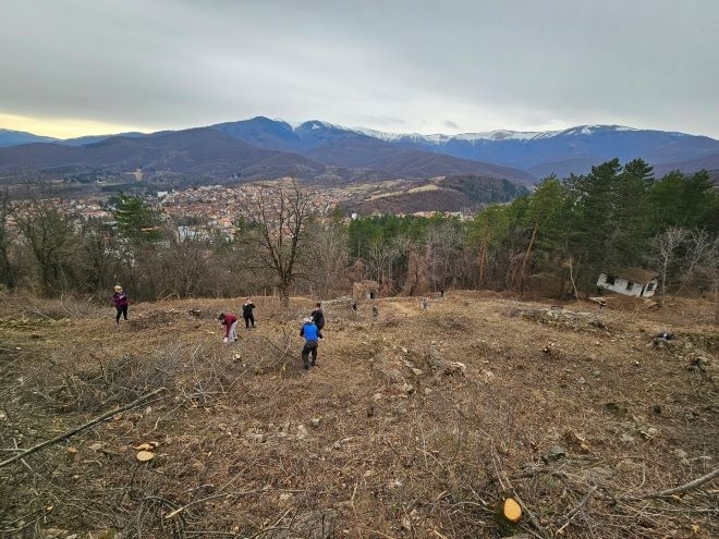 Над 100 човека се включиха в първия ден от мащабната