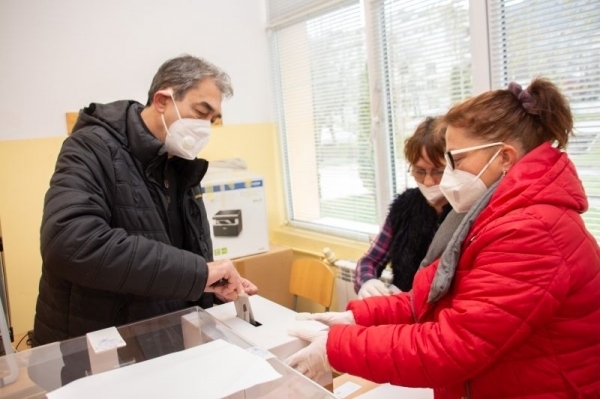 Кандидатът за народен представител от БСП Анастас Попдимитров гласува за