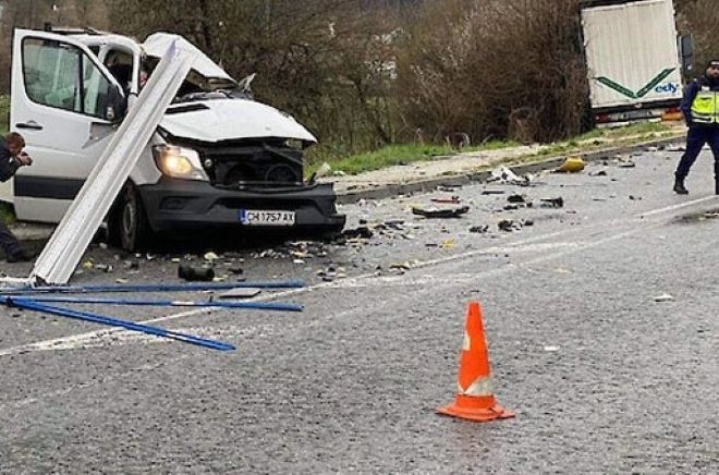 Микробус се заби в ТИР в Монтанско има пострадал съобщиха