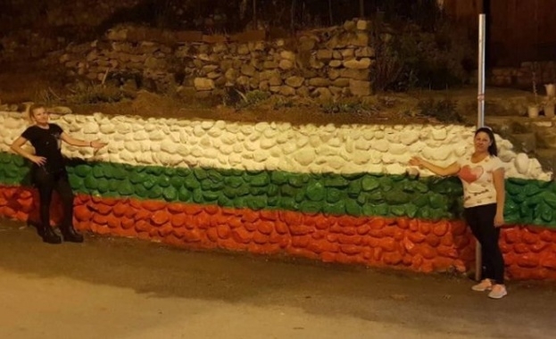 Родолюбиви девойки от град Мелник нарисуваха българското знаме върху каменна