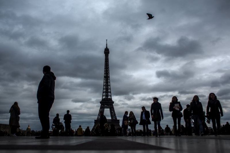 Айфеловата кула в Париж угасна Светлините на символа на Франция
