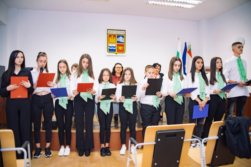 С финансовата подкрепа на Община Мездра група читалищни самодейци присъстваха