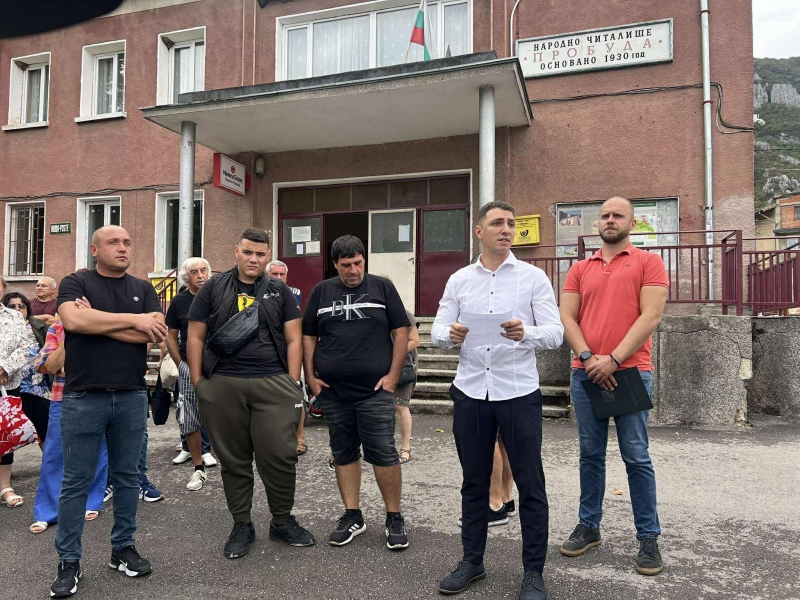 Сагата "Бистрец": Жители на врачанския квартал излязоха на протест заради недовършените улици /снимки/