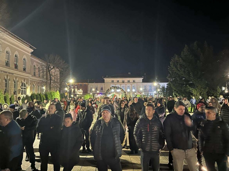 Стотици хора се събраха днес във Враца на протест с