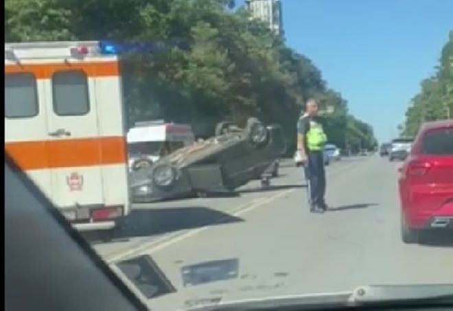 Двама загинаха след удар на кола и мотор на булевард в София /снимки/