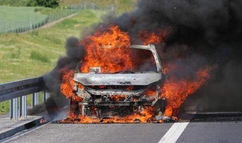 При отбивката за Девня на автомагистрала Хемус гори лек автомобил