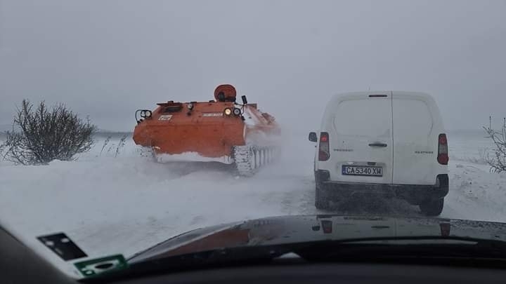 Обилният снеговалеж и снегонавявания образуваха километрични опашки по пътищата в
