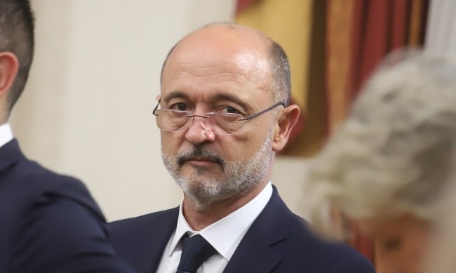 Здравните власти ще обсъждат намаляване на карантината на заразените с