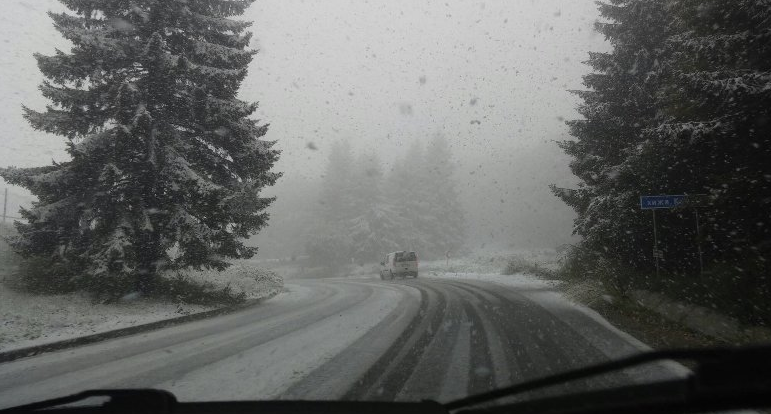 Сняг натрупа на прохода Петрохан научи агенция BulNews Машини почистват