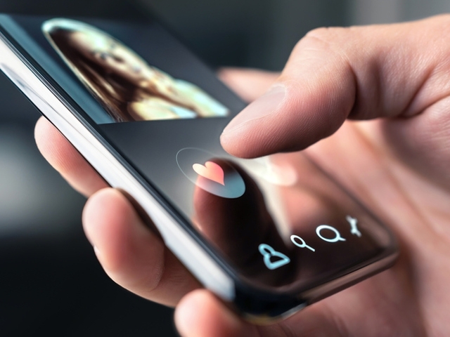 Любовните знаци които мъжете понякога изпращат на жените които харесват