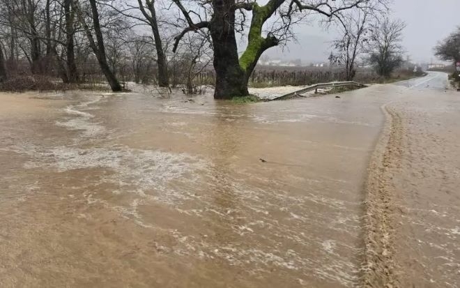 Интензивните валежи предизвикаха наводнения в община Петрич предаде кореспондентът на