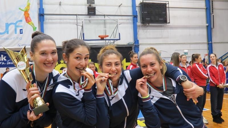 Американският център Сара Бут и сръбският плеймейкър Милана Живадинович си