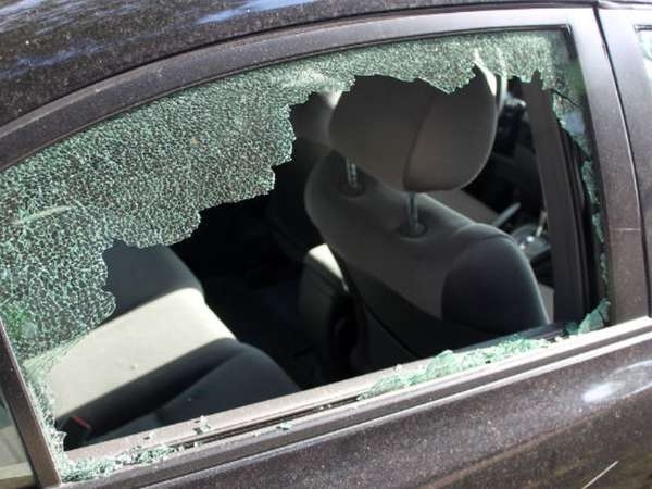 Хулиган потроши стъклата на автомобил в Згориград съобщиха от полицията