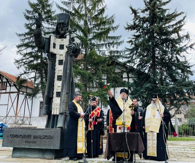 С поетична композиция и водосвет-молебен във Враца бе отбелязана 284-та