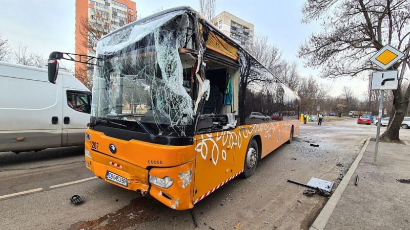 Двама души пострадаха леко при катастрофа между автобус от градския транспорт