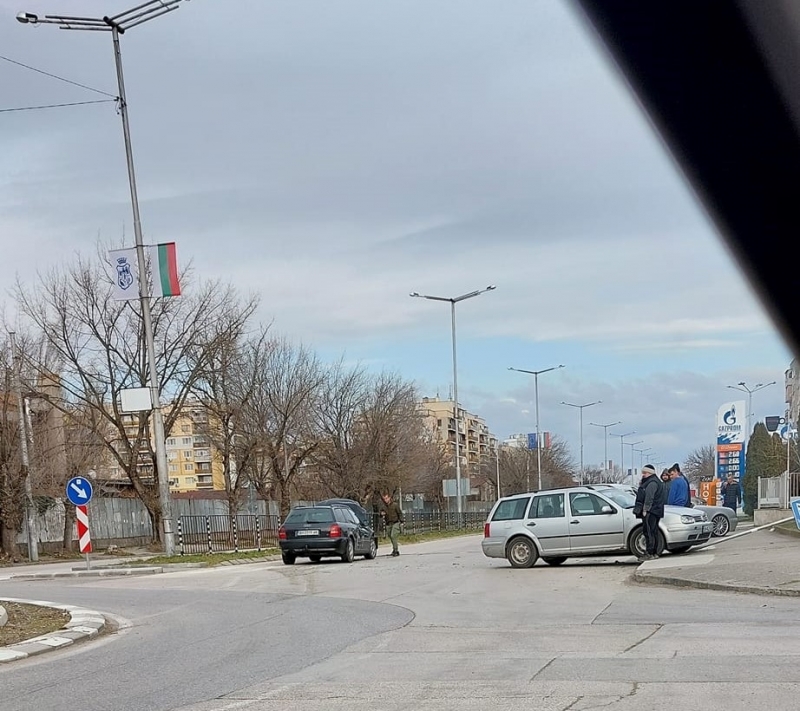 Инцидент на пътя: Две коли се натресоха на възлов булевард във Видин, движението е спряно /снимки/