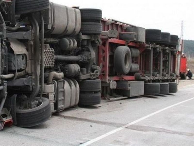 ТИР катастрофира на пътя Стара Загора Казанлък на завоя