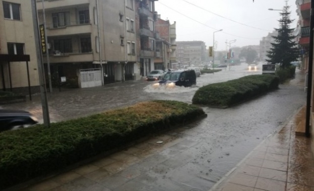 Проливен дъжд наводни Поморие От пожарната заявиха че са се