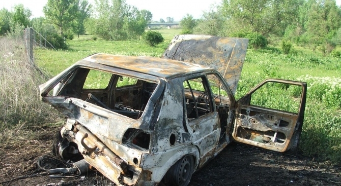 Лек автомобил изгоря след като бе блъснат от друг Инцидентът