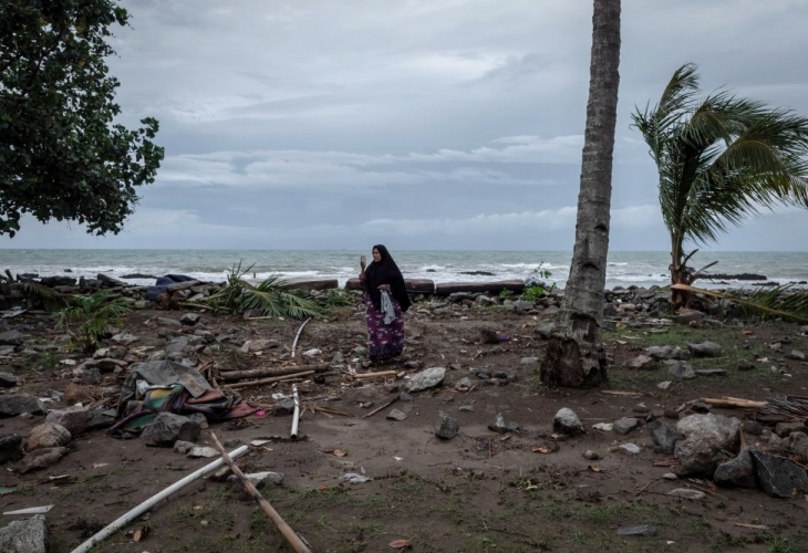 Индонезийските власти повишиха вчера степента на опасност от вулкана Анак