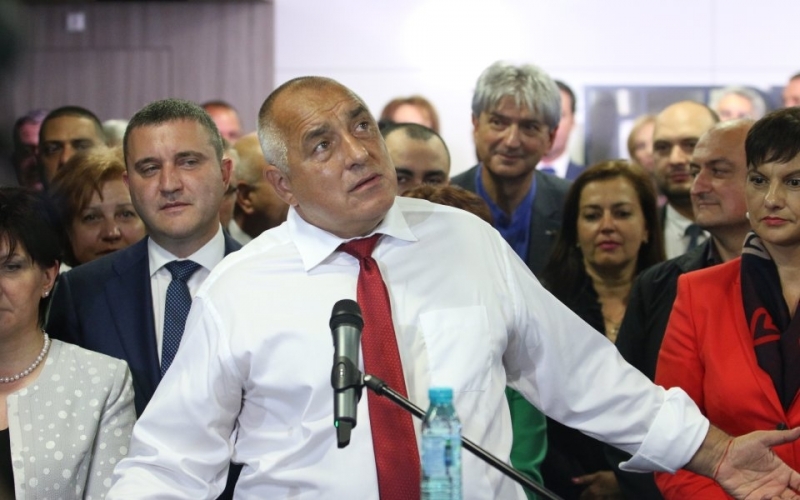 Бойко Борисов продължава да бръщолеви че България го обича и