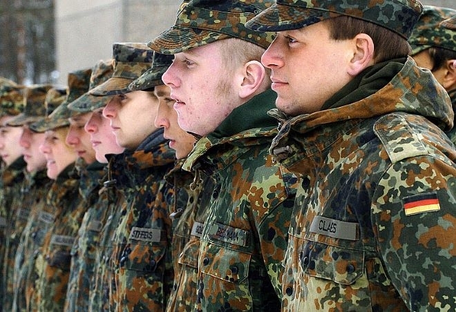 Германия увеличава войската от 180 000 на 260 000, въвежда доброволна служба