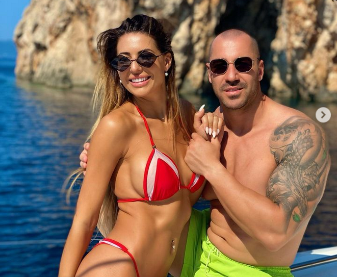 На Лефкада празнуват меден месец победителите от Един за друг