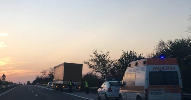 Шофьор на тежкотоварен автомобил почина докато сменя гума Инцидентът е