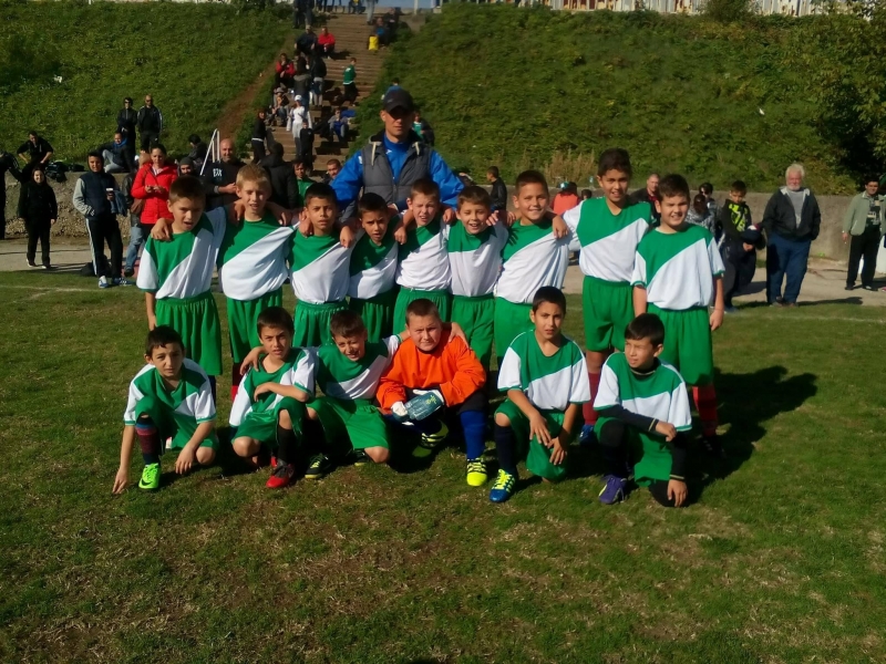 Децата от Общински футболен клуб Локомотив Мездра победиха като домакини