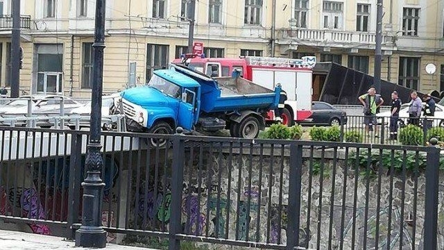 Камион надвисна над реката на Лъвов мост в София тази