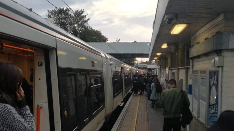 Намушкаха мъж в Лондонското метро съобщава в Ивнинг стандарт Нападението
