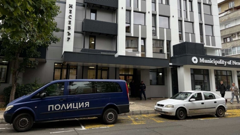 Полиция влезе в сградата на Община Несебър