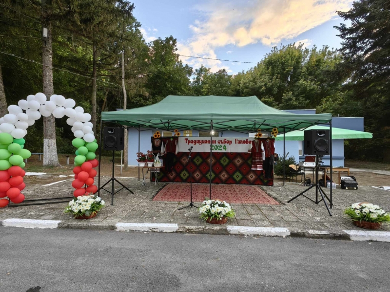 С много настроение хубава музика песни и танци премина традиционният