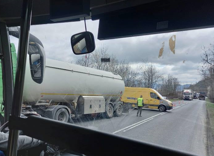 Аварирал камион бави движението по международен път Е 79 между Мездра