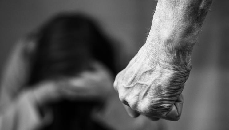 39 годишен мъж преби 75 годишната си майка в Шумен съобщиха от полицията На 19