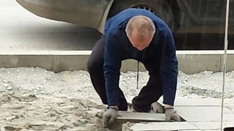 Полицията е заловила мъж откраднал плочки от тротоар в Роман