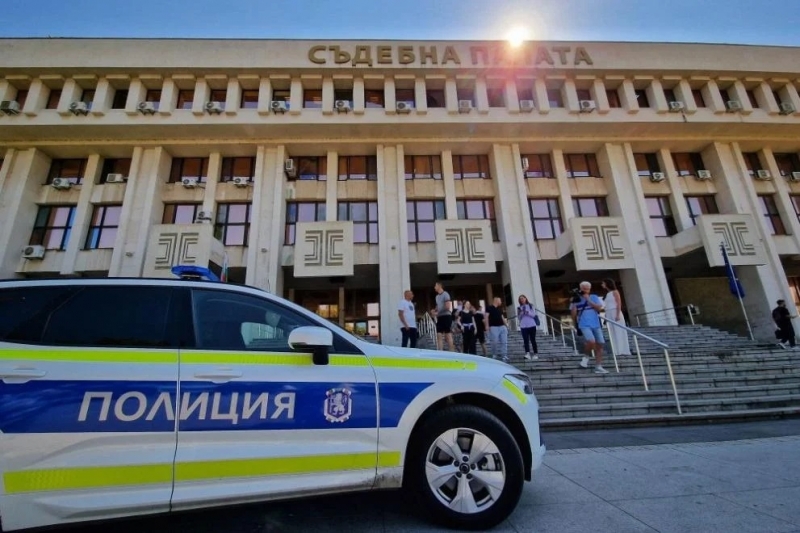Редица сигнали за поставени взривни устройства бяха получени в различни