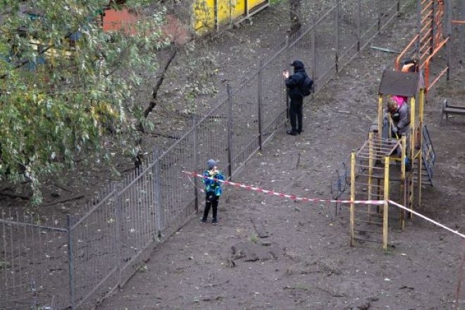 Трима загинали и много ранени при руски удар по жилищен блок в Киев