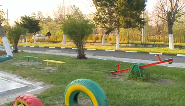 Ловджийско куче нахапа две деца в двора на детската градина