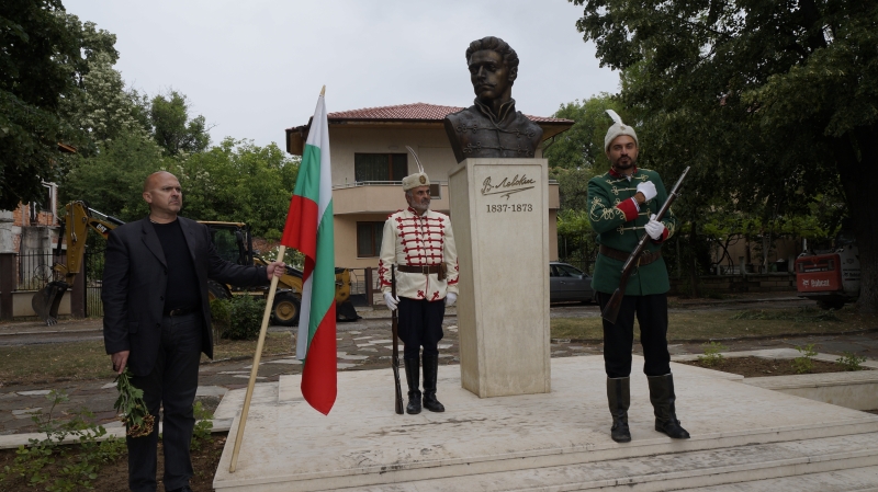 С поклонение пред бюст паметника на Васил Левски въздигнат преди 5