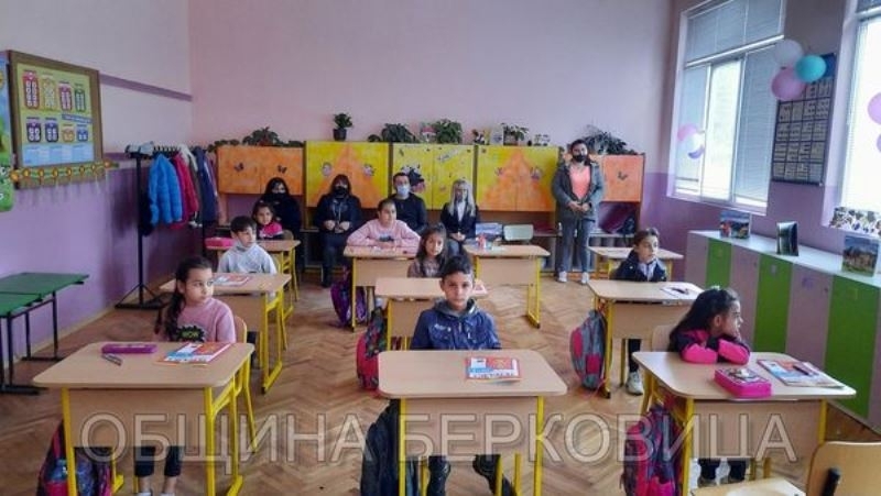 С много усмивки песни любими стихове и топла атмосфера премина