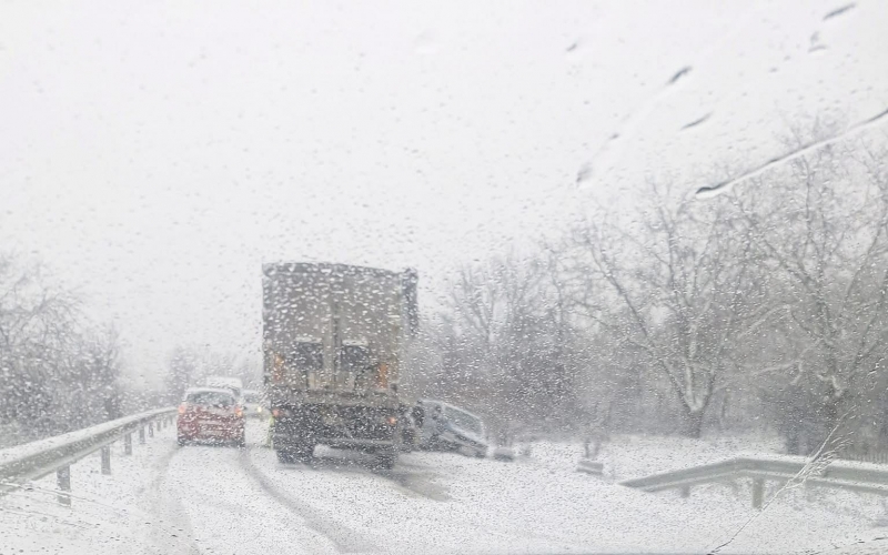 Усложнена е пътната обстановка във Врачанско научи агенция BulNews Снегът