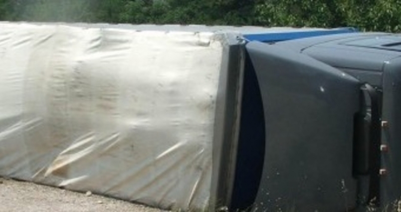 Тежкотоварен автомобил се е преобърнал на магистрала Тракия след тунела