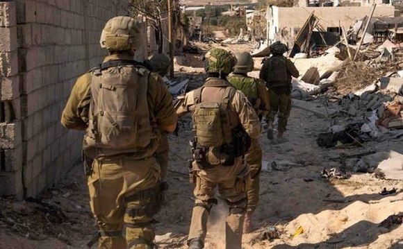 Въоръжени израелски военни, преоблечени като жени и медицински работници, нахлуха