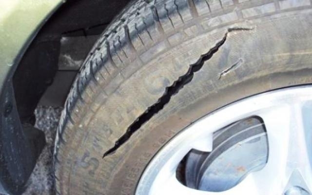 Нарязаха гумите на кола в монтанското село Владимирово съобщиха от