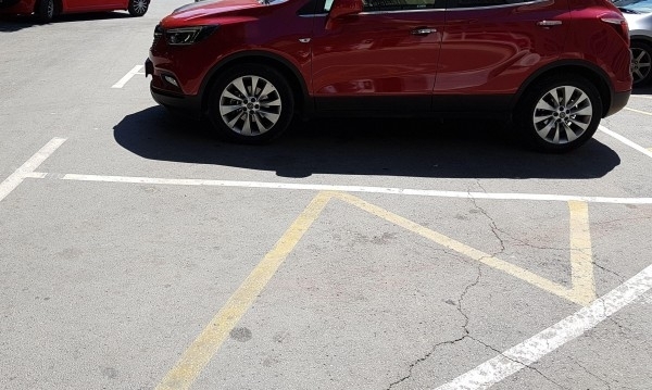 Младежи са жестоко пребити посред бял ден на паркинг в